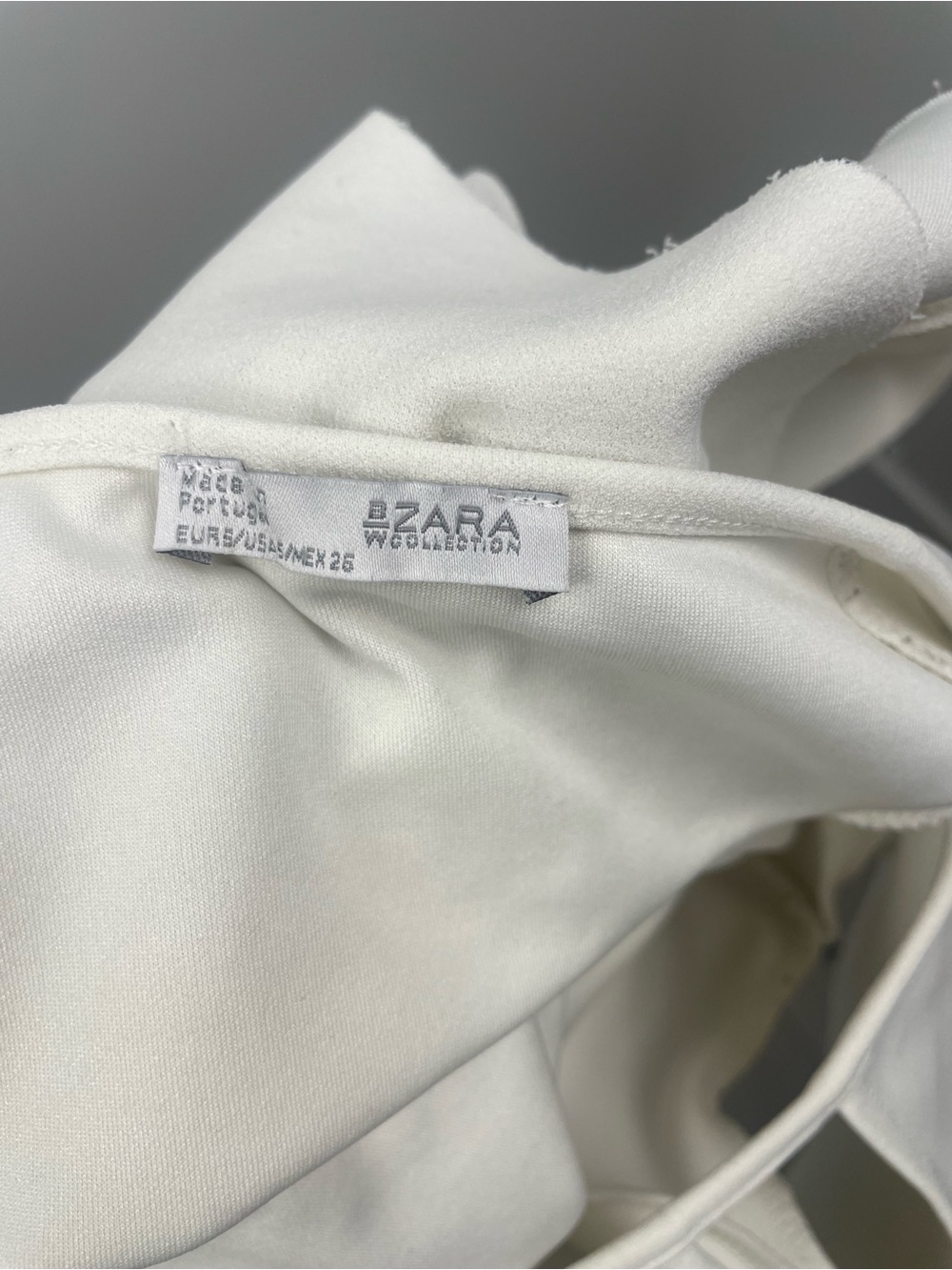 ✨ ZARA White Geometric Cutout Flutter Sleeve Blouse - Size S ✨ - Picture 3 of 3
